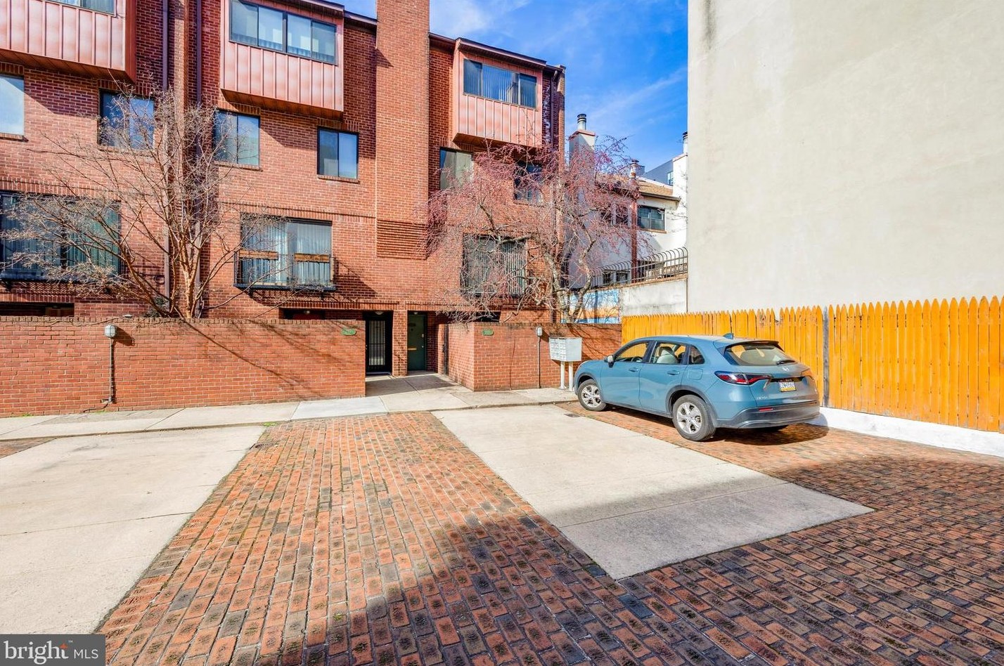2213 Race St, Philadelphia PA  19103-1011 exterior