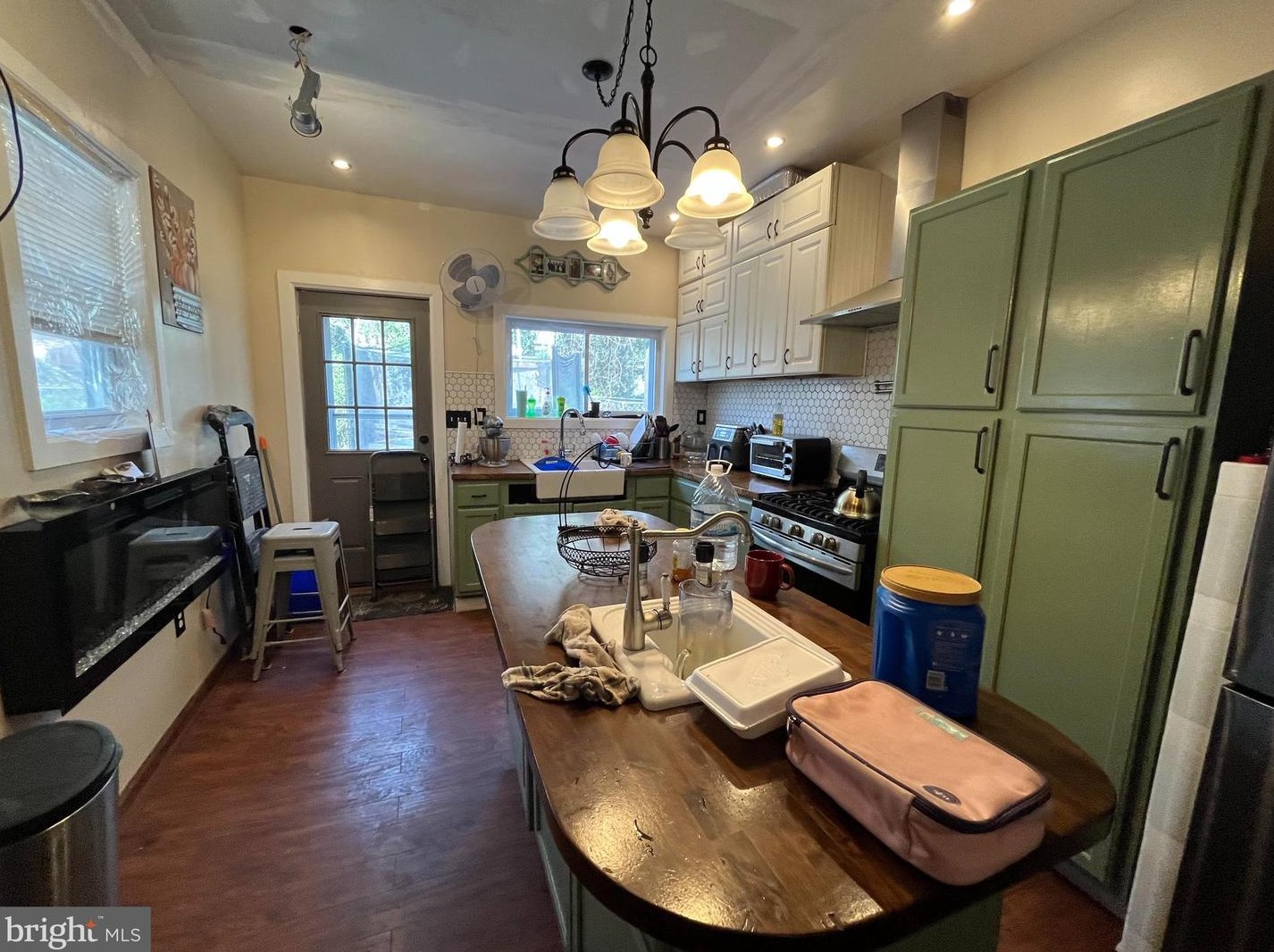 6027 Thompson St, Philadelphia PA 19121-4727 exterior