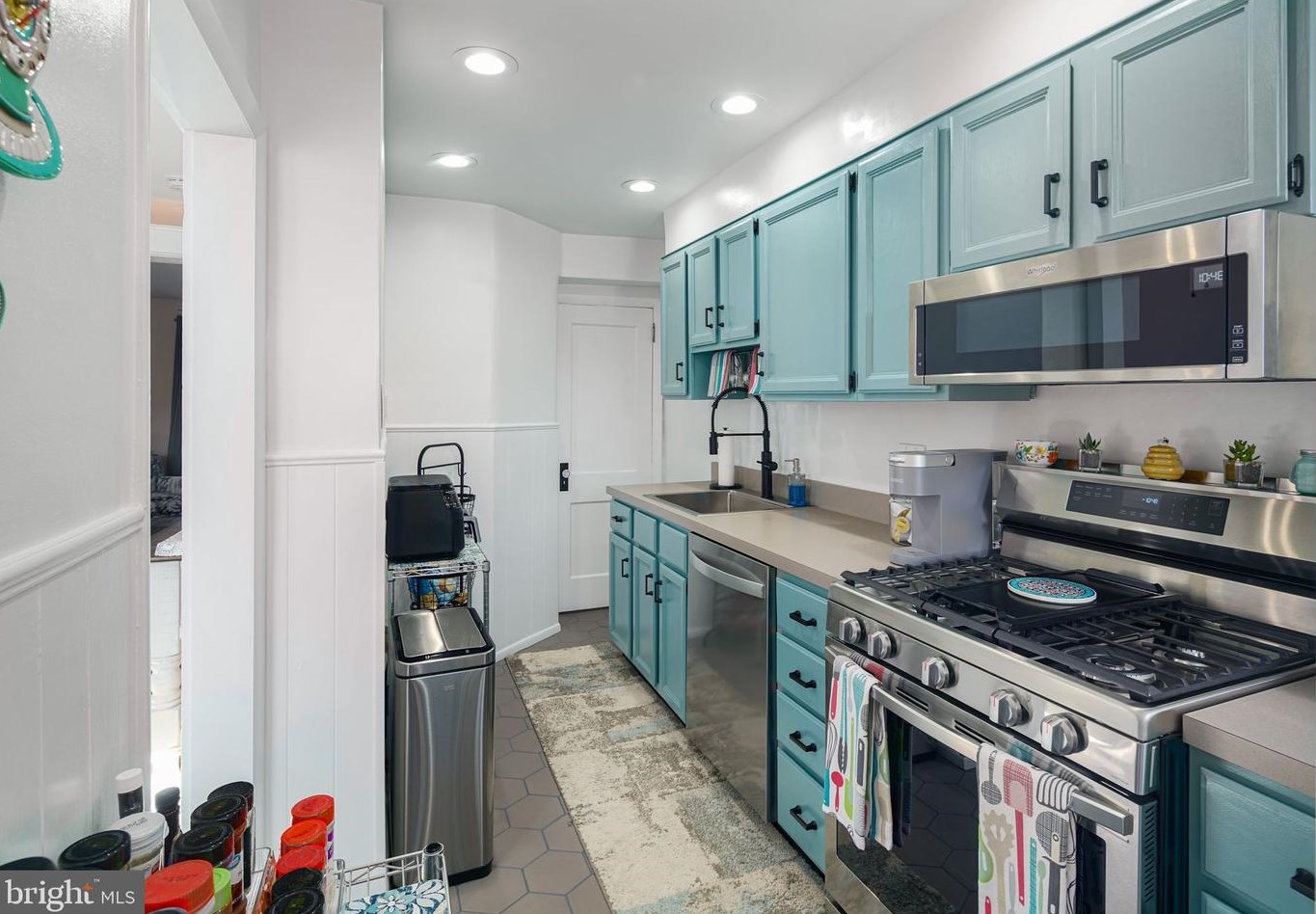 3334 Ainslie St, Philadelphia PA  19129-1442 exterior