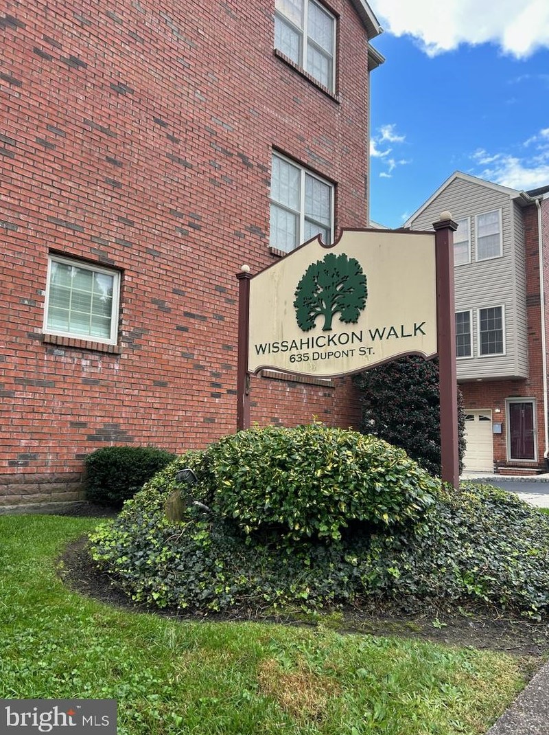 635 Dupont St, Philadelphia PA  19128-2615 exterior