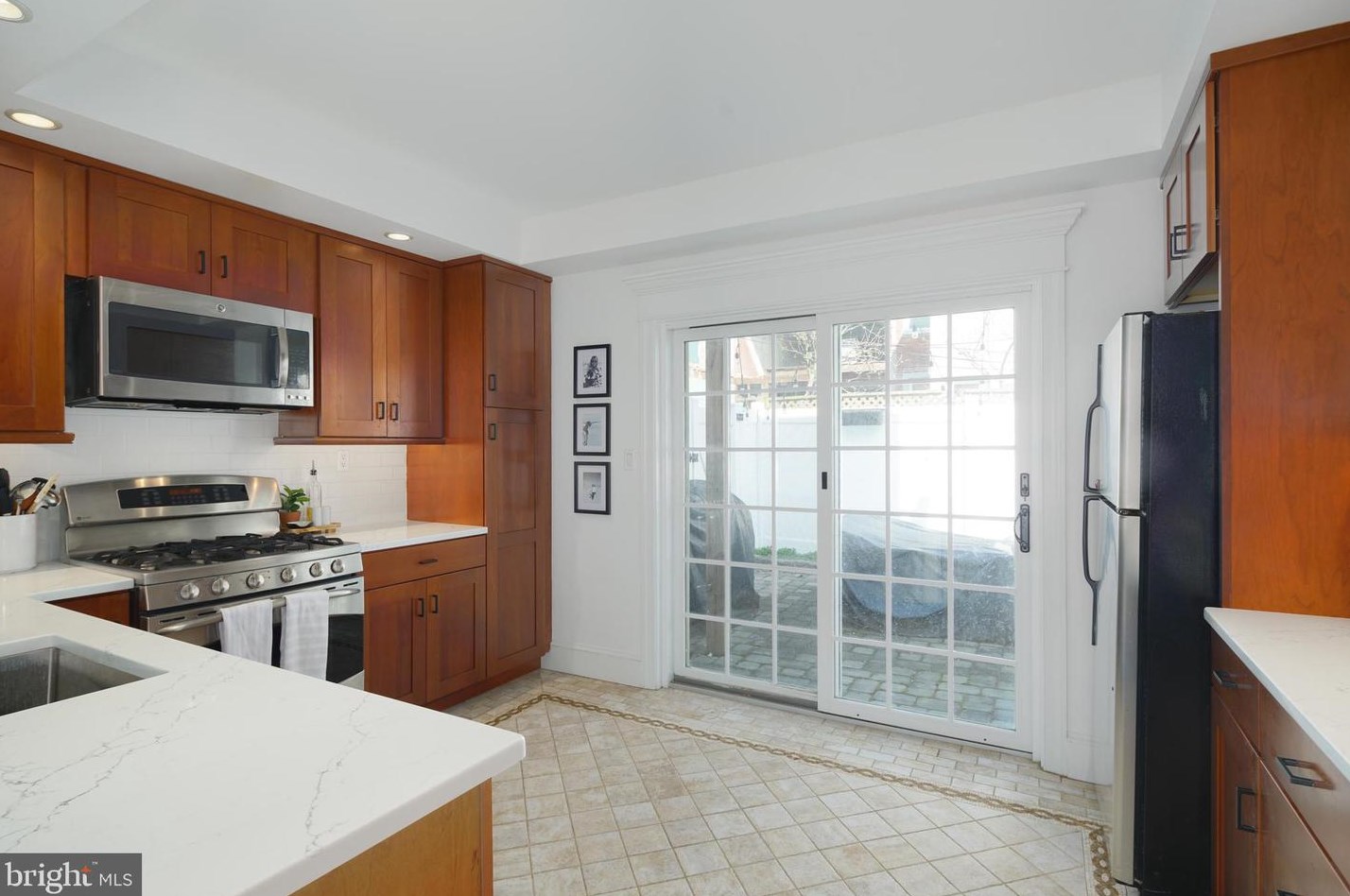 2227 Pemberton St, Philadelphia PA  19146-1140 exterior