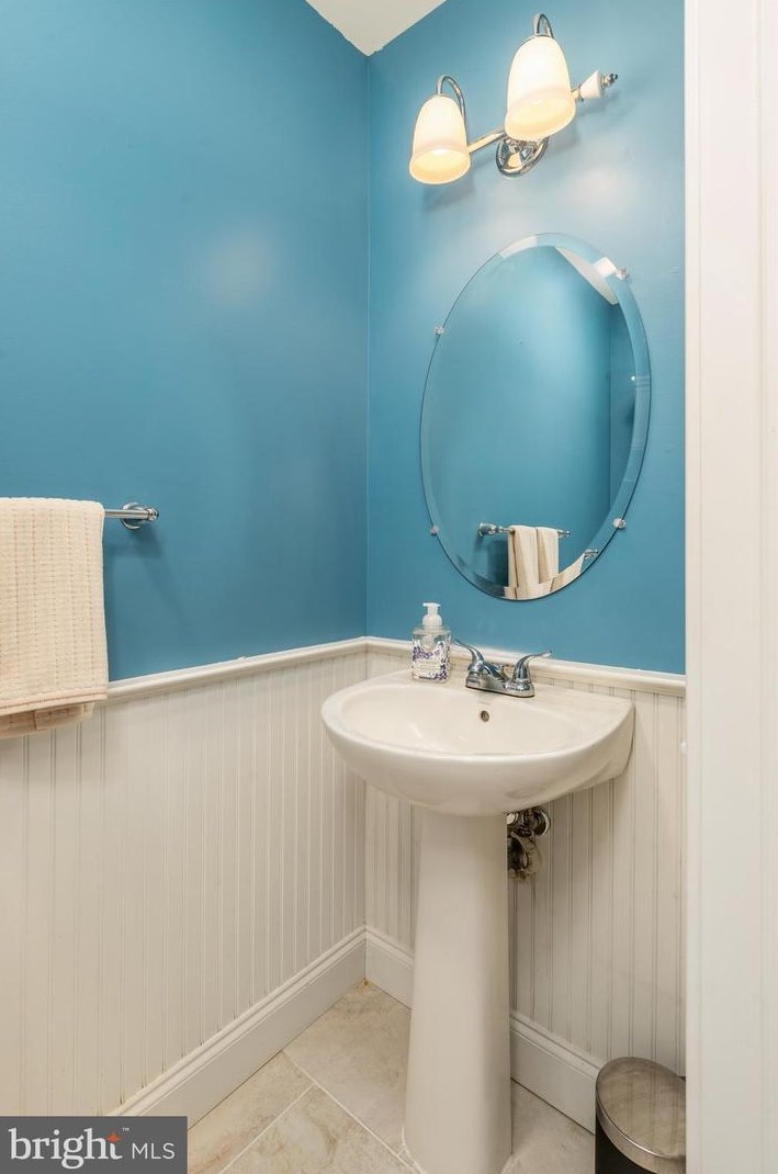 270 Delmar St, Philadelphia PA 19128-4502 exterior