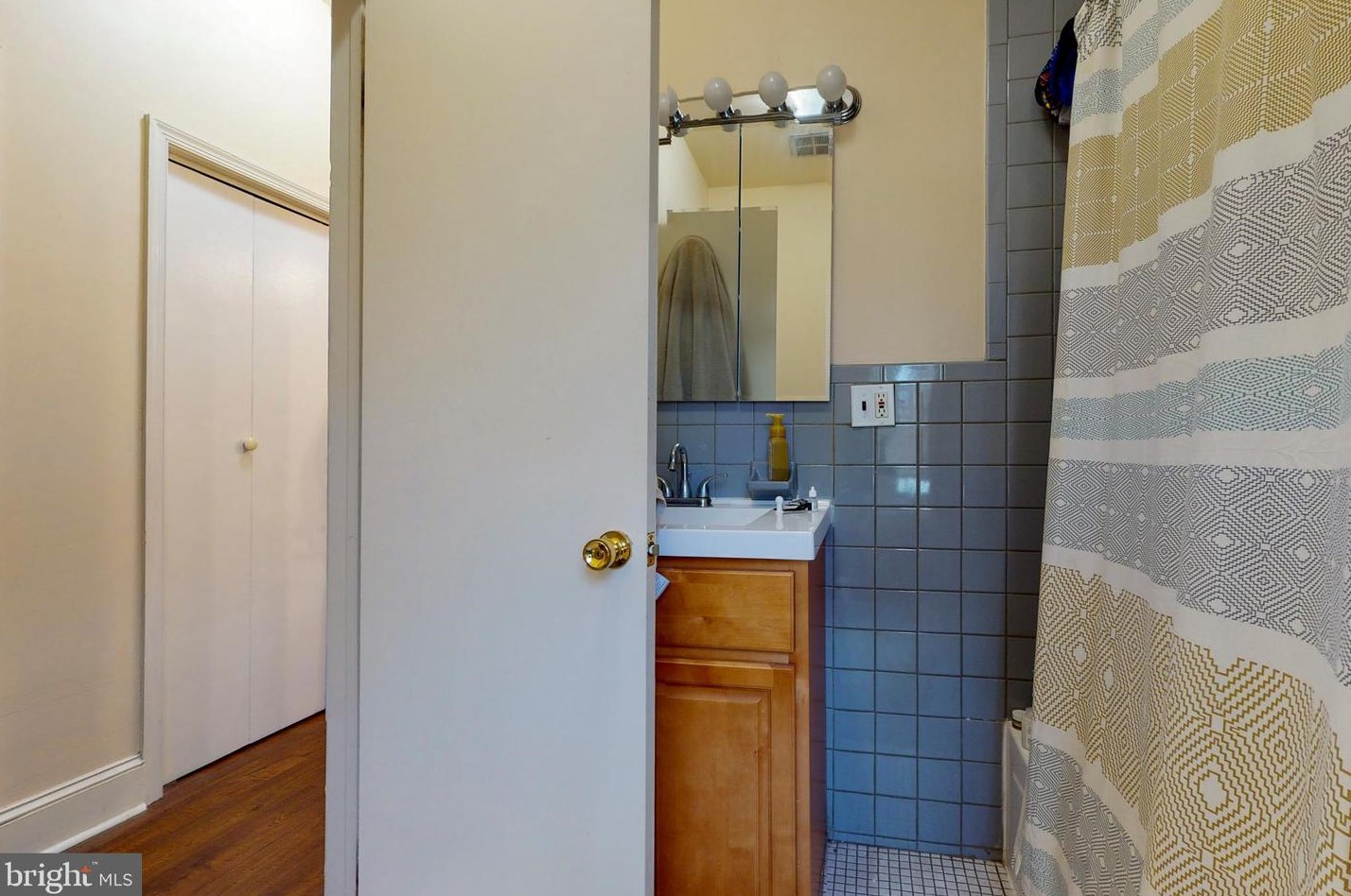 804 Corinthian Ave, Philadelphia PA 19130-1442 exterior