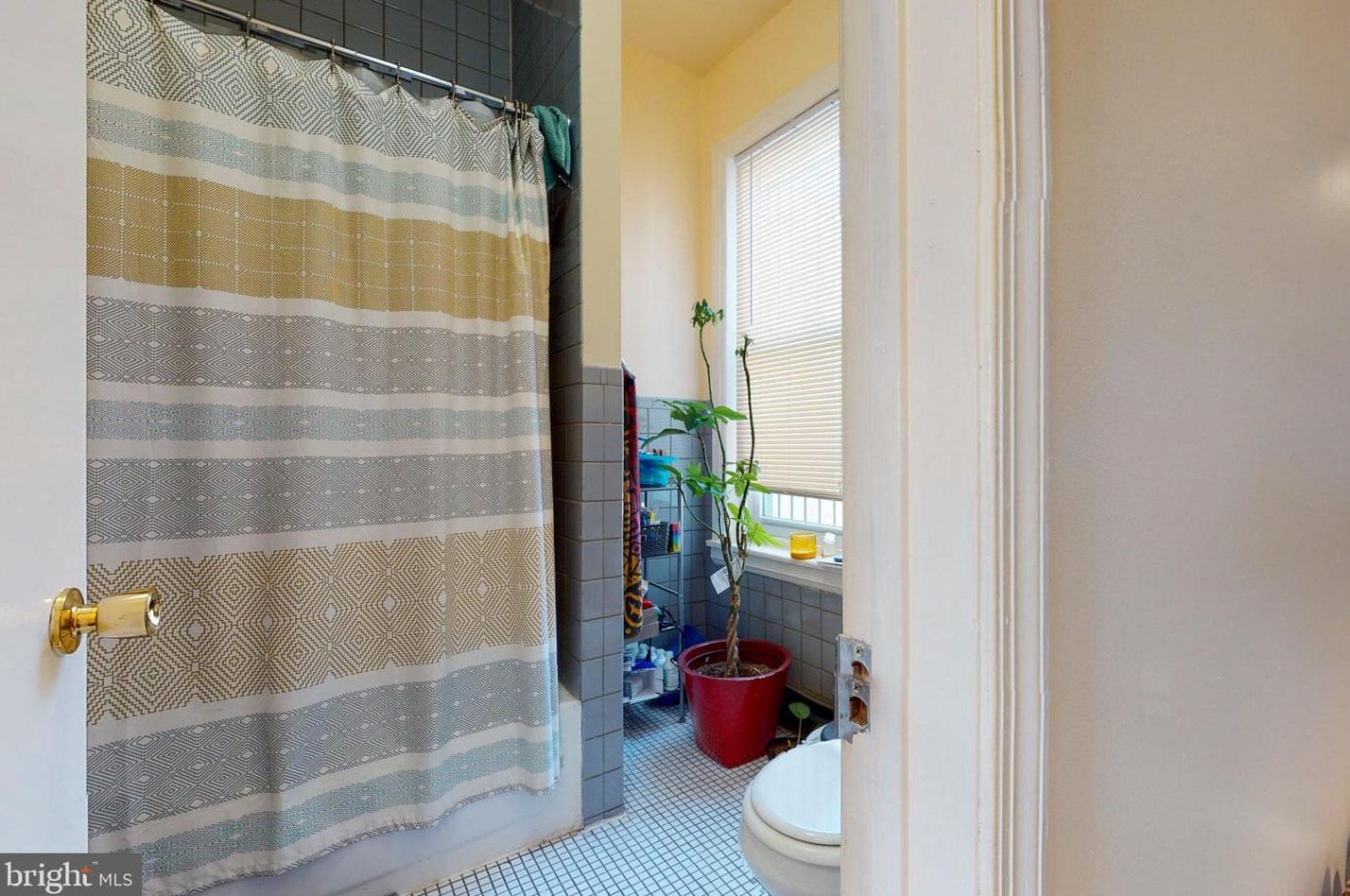 804 Corinthian Ave, Philadelphia PA 19130-1442 exterior