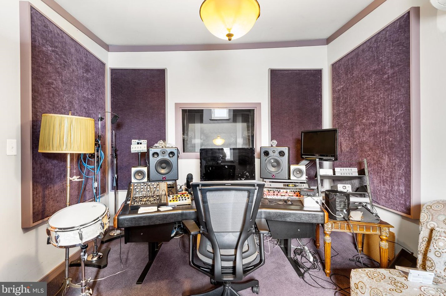 2309 Wallace St, Philadelphia PA 19130-3105 exterior