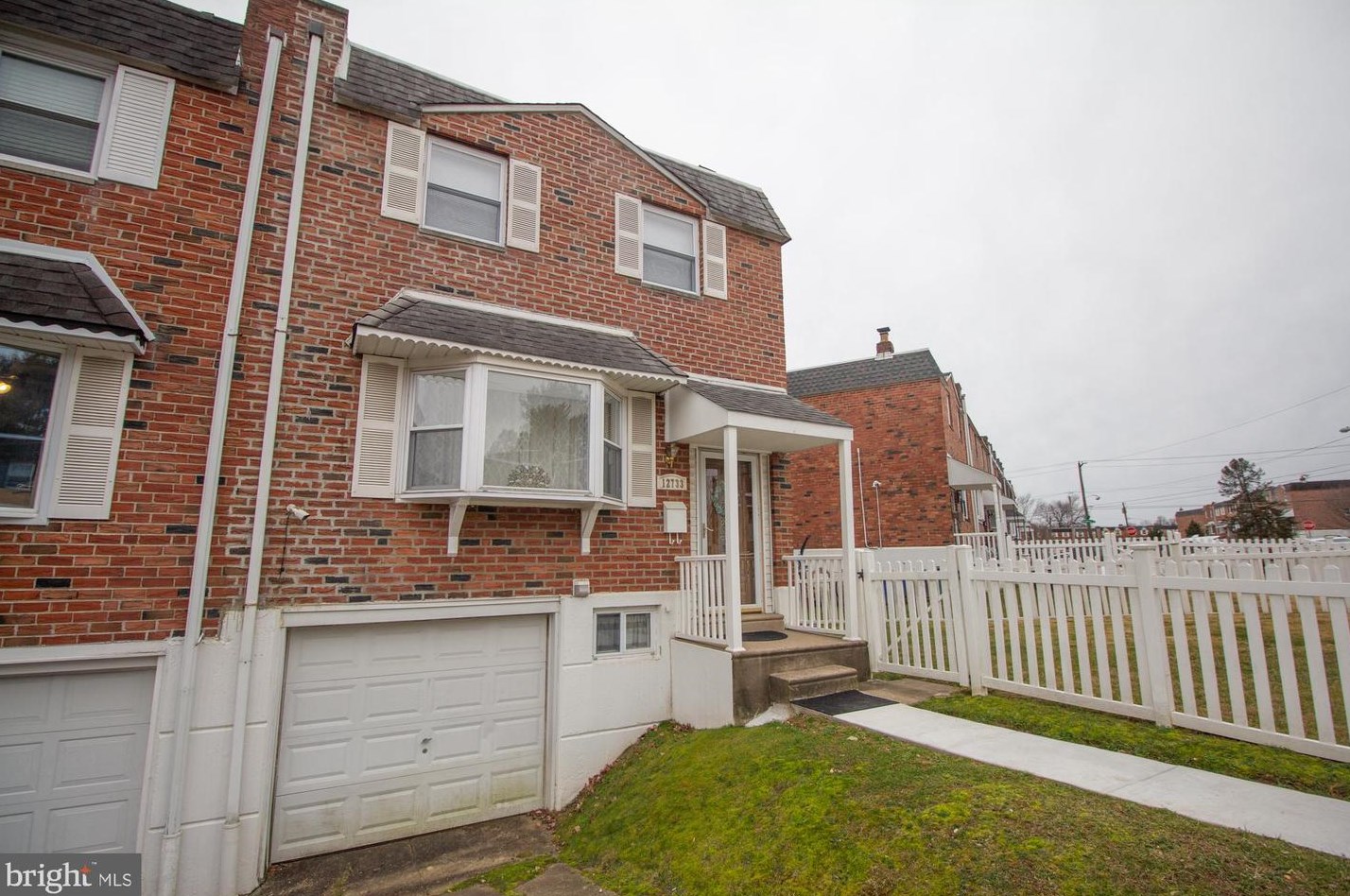 12733 Hollins Rd, Philadelphia PA  19154-1509 exterior