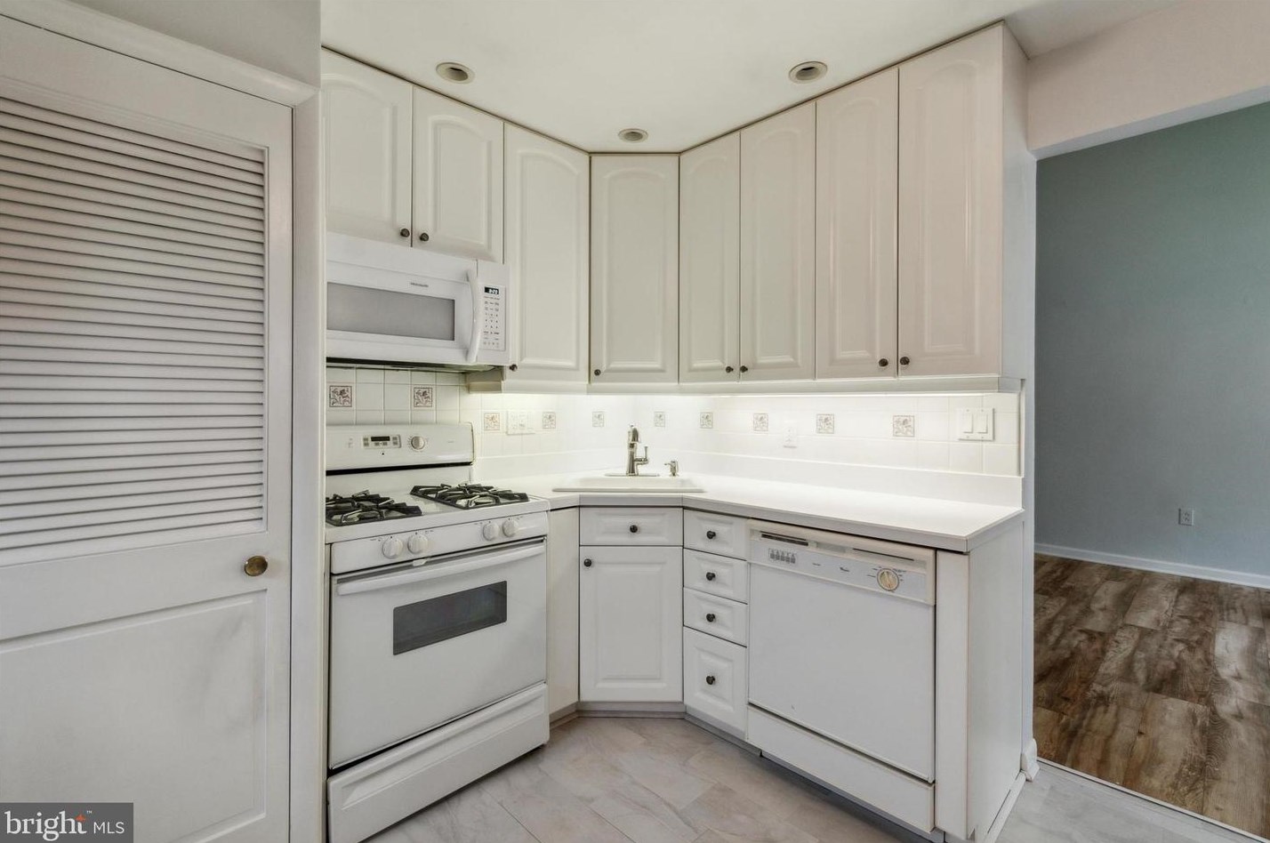 8715 Macon St, Philadelphia PA 19152-1408 exterior