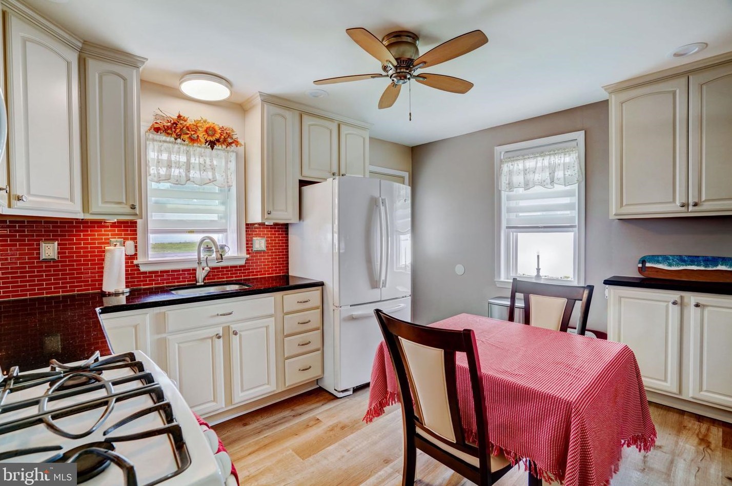 8716 Sagamore Rd, Philadelphia PA 19128-1119 exterior