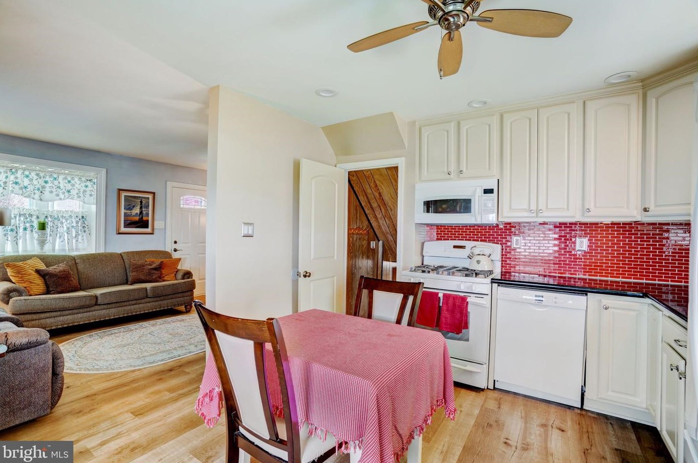 8716 Sagamore Rd, Philadelphia PA 19128-1119 exterior