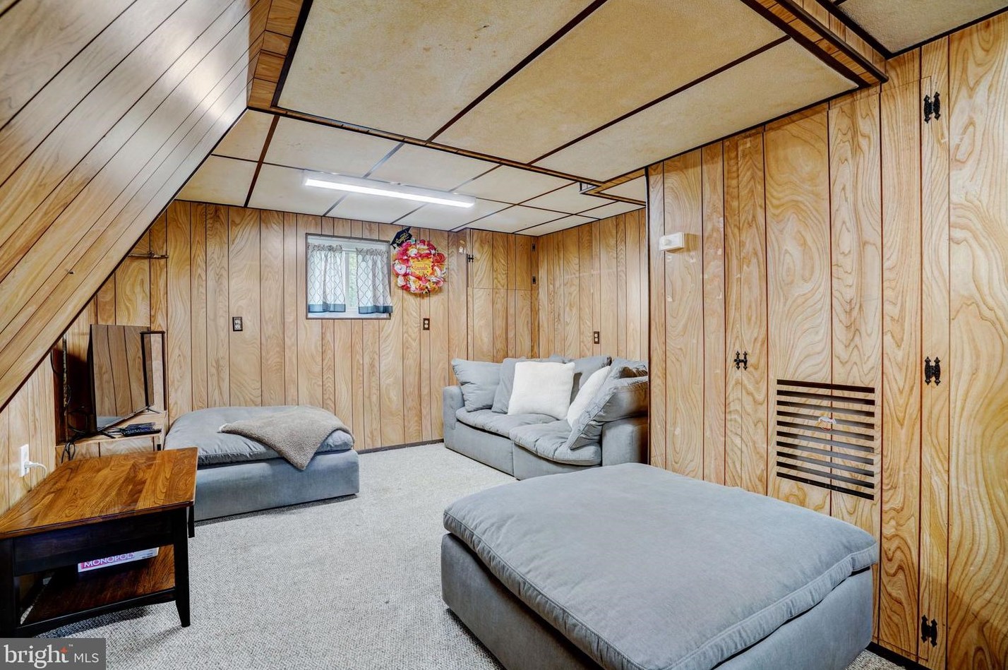 8716 Sagamore Rd, Philadelphia PA 19128-1119 exterior