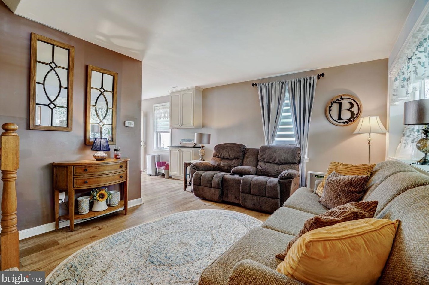 8716 Sagamore Rd, Philadelphia PA 19128-1119 exterior