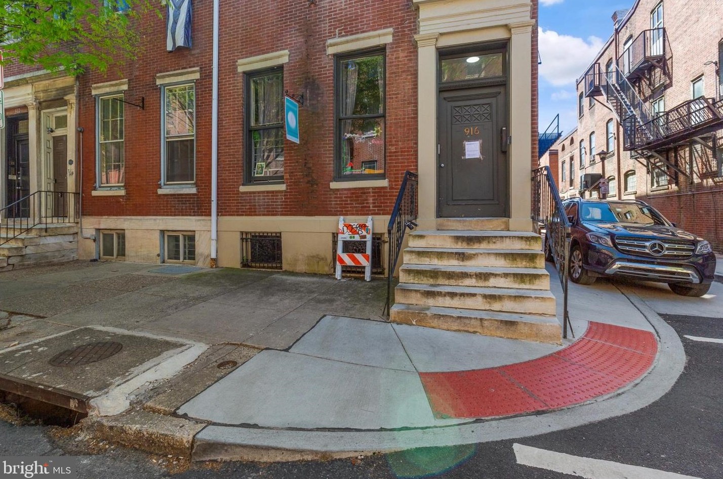 916 Pine St, Philadelphia PA 19107-6152 exterior