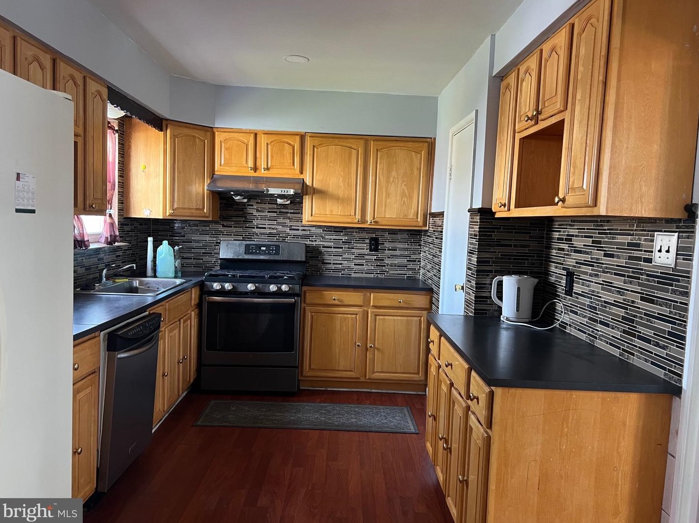 9946 Wingtip Rd, Philadelphia PA 19115-1708 exterior