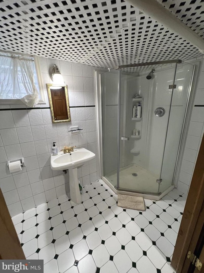 7323 Sackett St, Philadelphia PA 19152-4511 exterior