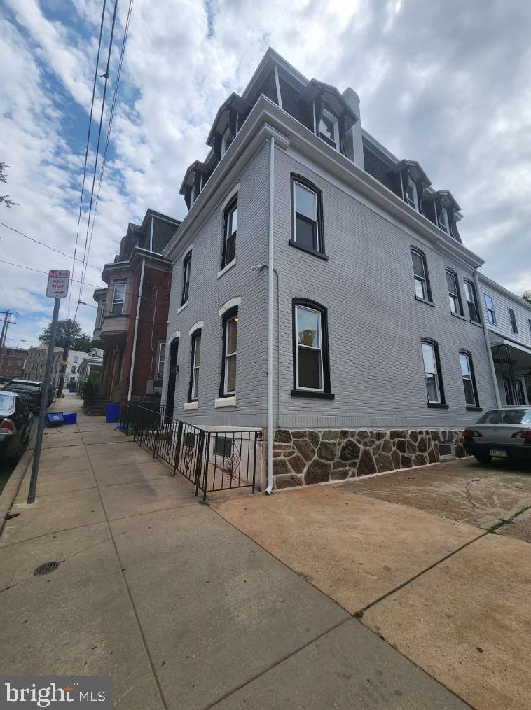 217 Green Ln, Philadelphia PA 19128-4721 exterior