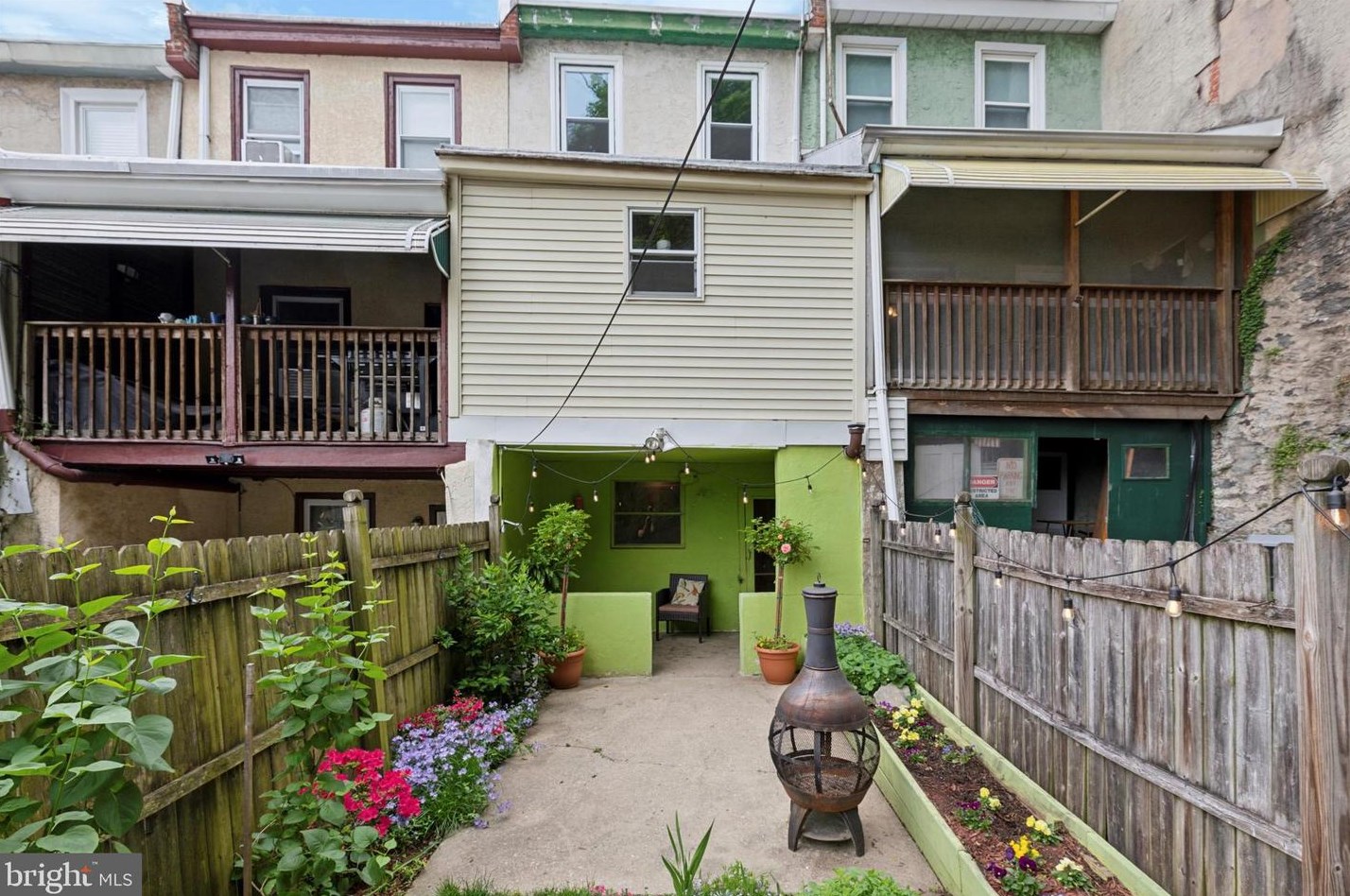 311 Carson St, Philadelphia PA 19127-1305 exterior