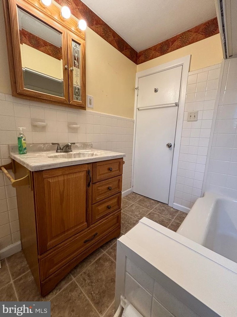 15141 Wayside Rd, Philadelphia PA 19116-1403 exterior