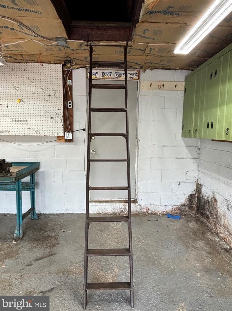 15141 Wayside Rd, Philadelphia PA 19116-1403 exterior