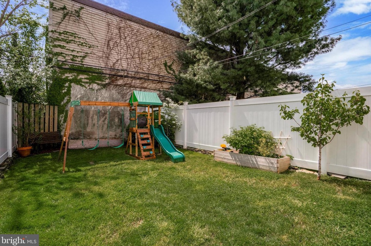 4350 Mitchell St, Philadelphia PA 19128-3425 exterior