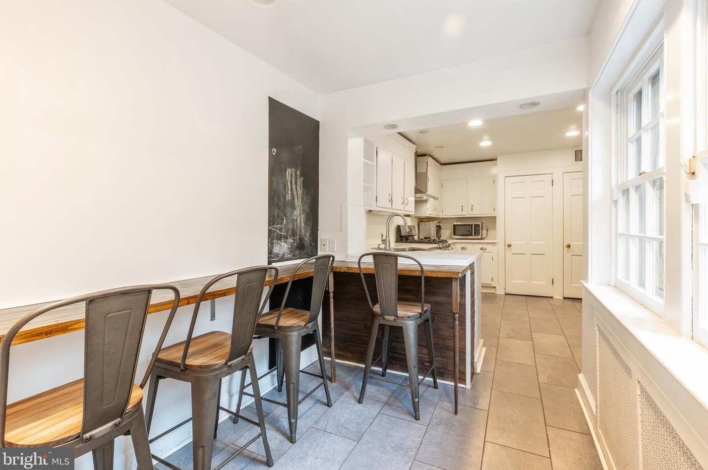 1914 Panama St, Philadelphia PA 19103-6610 exterior