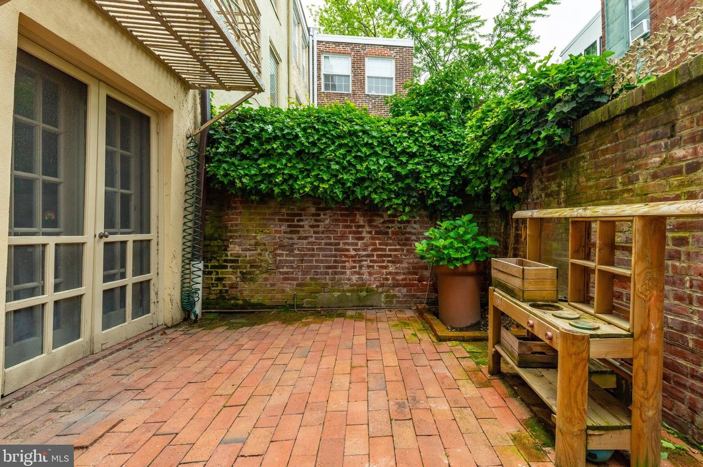 1914 Panama St, Philadelphia PA 19103-6610 exterior