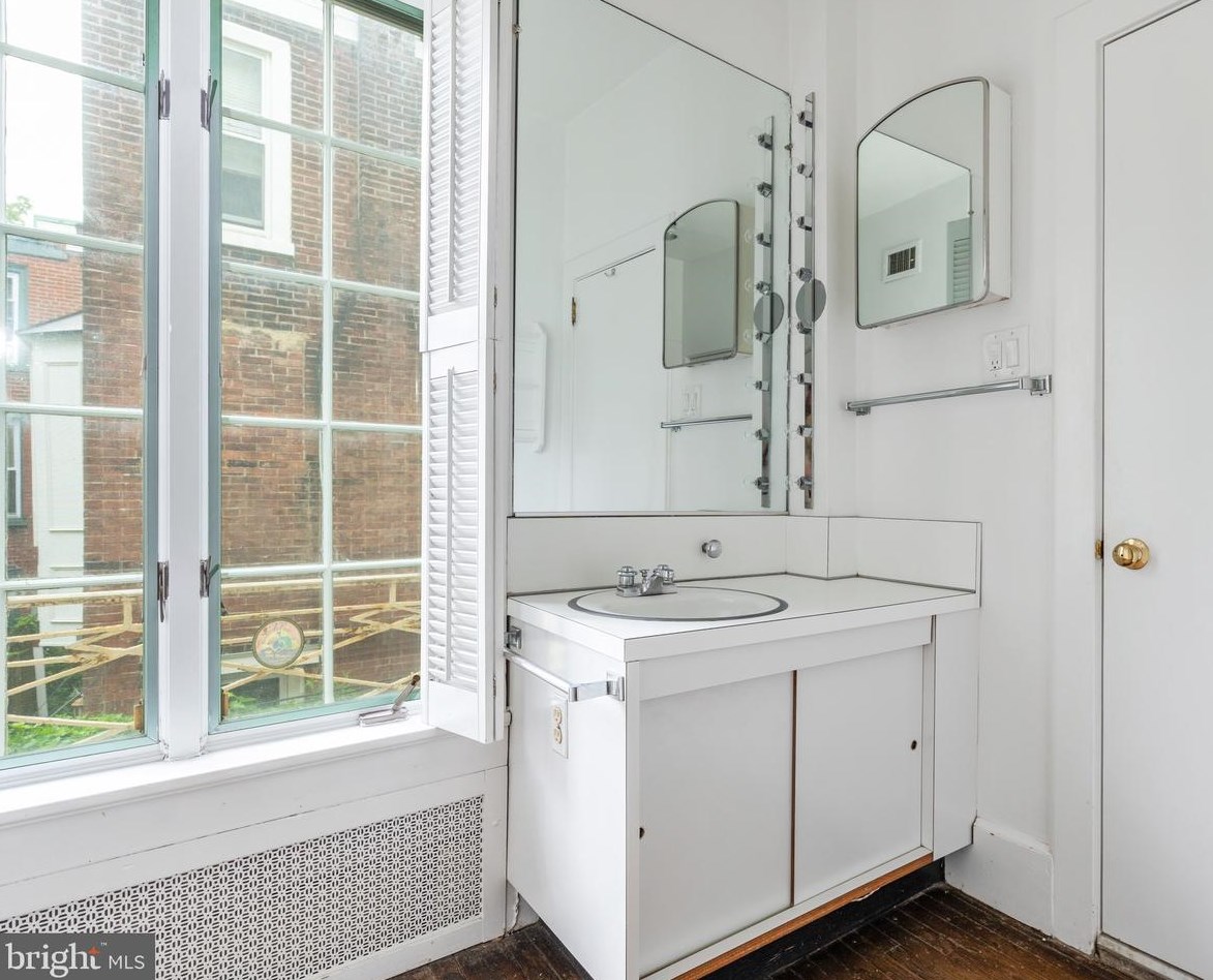 1914 Panama St, Philadelphia PA 19103-6610 exterior