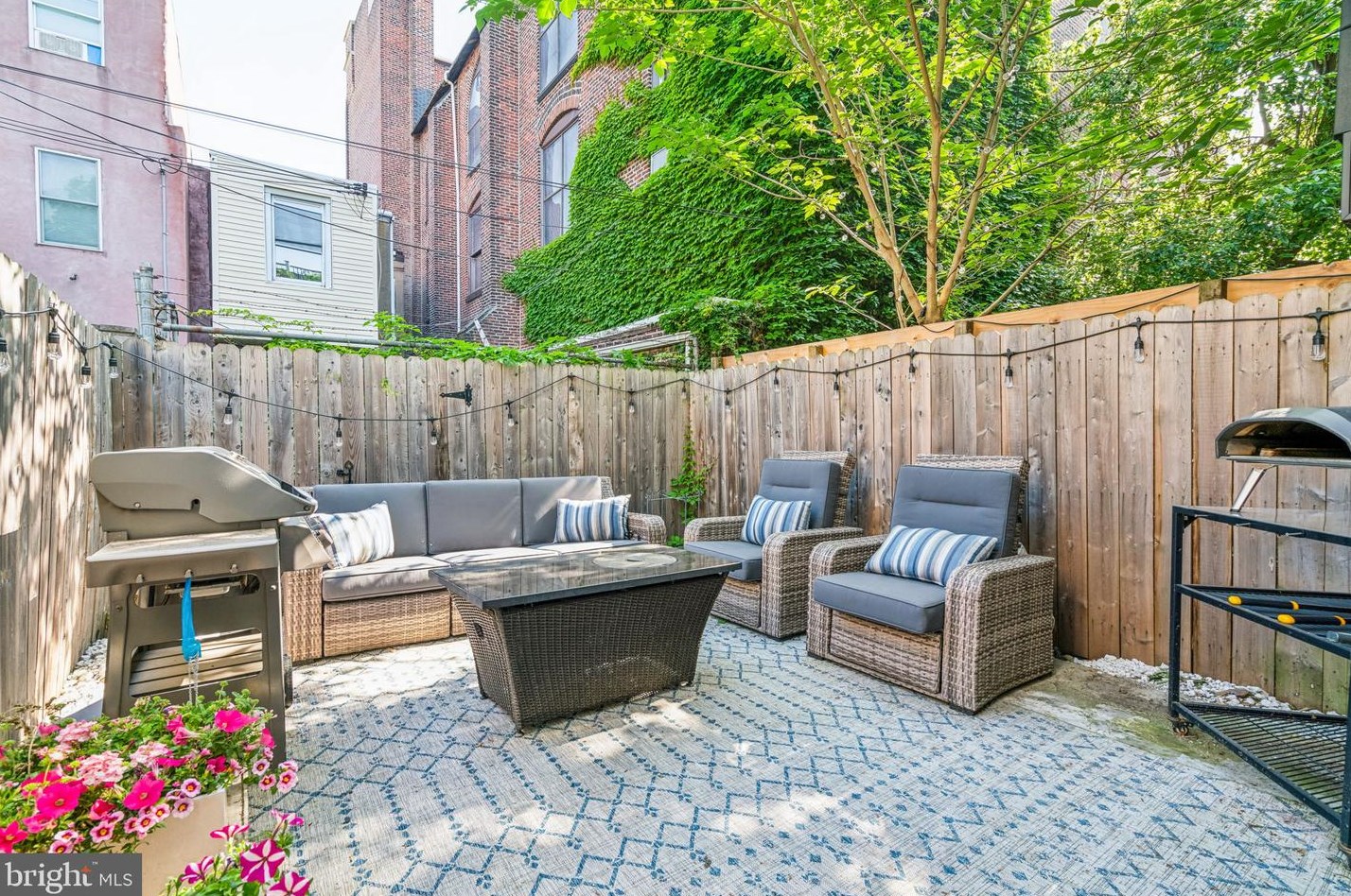 1827 Pemberton St, Philadelphia PA  19146-1823 exterior