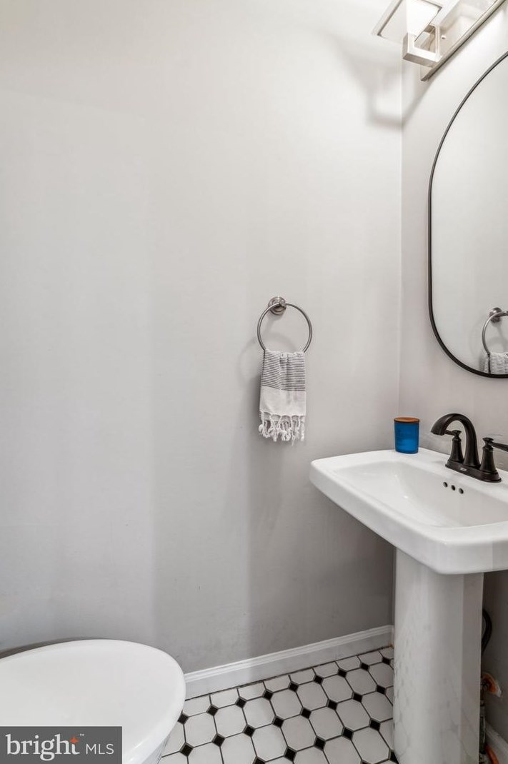 1827 Pemberton St, Philadelphia PA  19146-1823 exterior