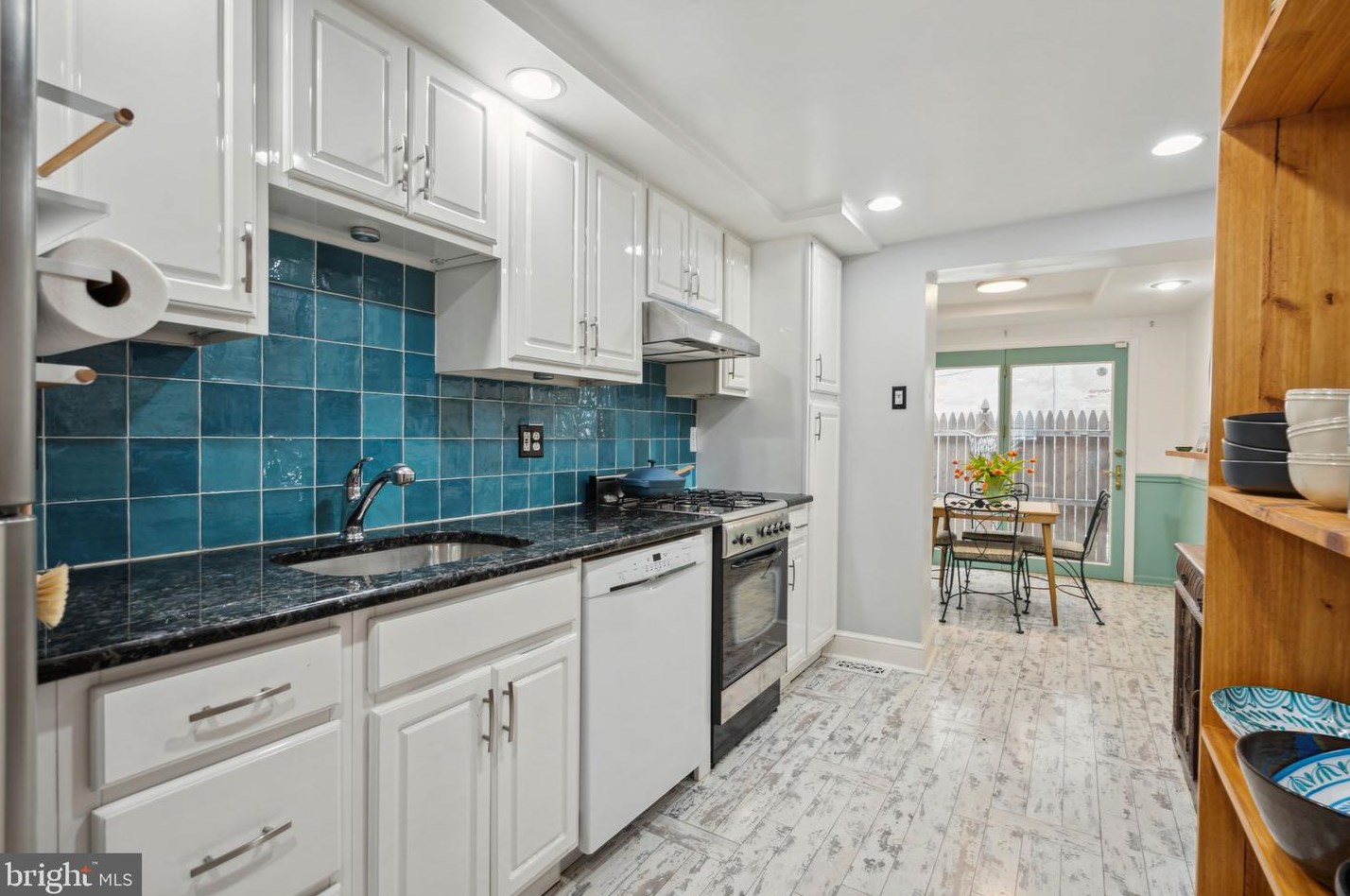 241 Montrose St, Philadelphia PA  19147-4226 exterior