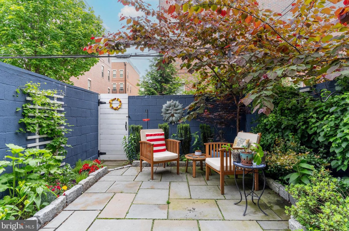 631 Bambrey St, Philadelphia PA 19130-1304 exterior