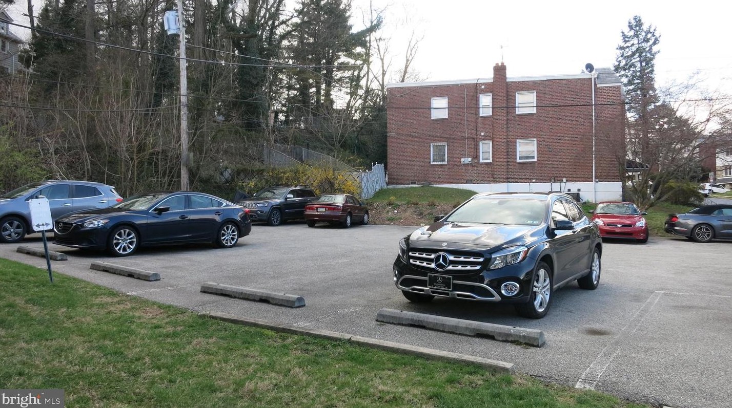 7042 Valley Ave, Philadelphia PA  19128-1518 exterior