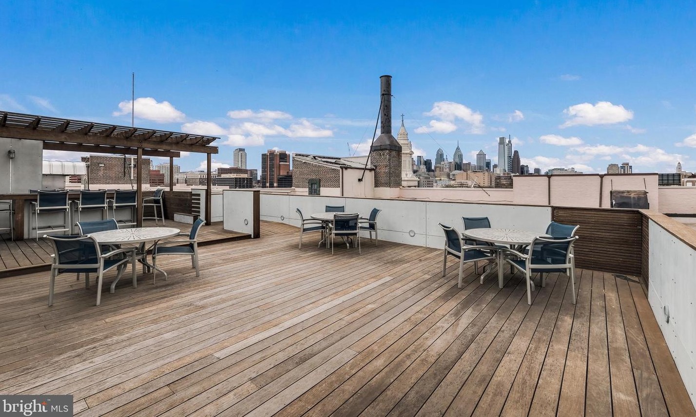 315 New St, Philadelphia PA  19106-1132 exterior