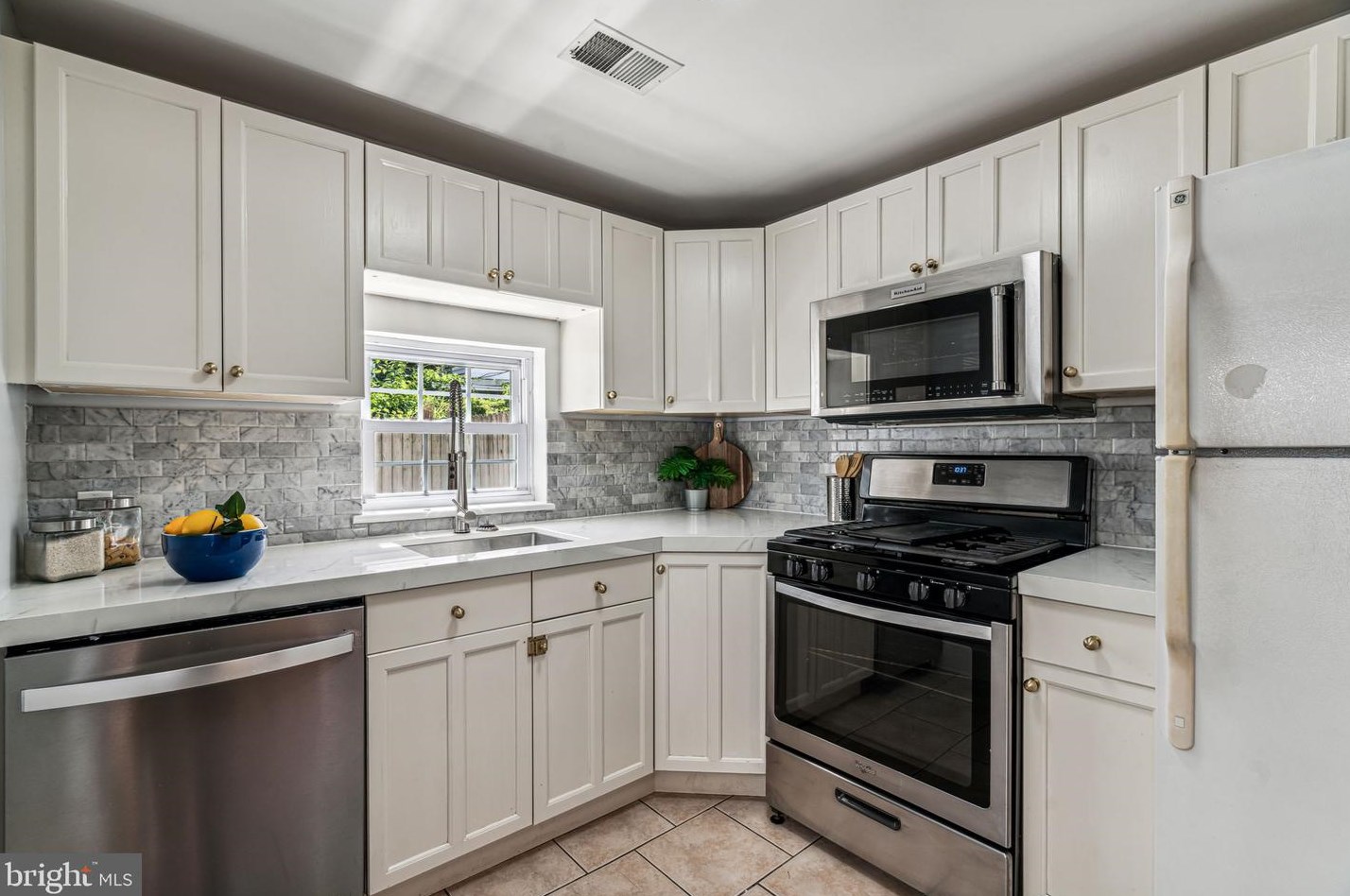 841 Bambrey St, Philadelphia PA 19146-4404 exterior