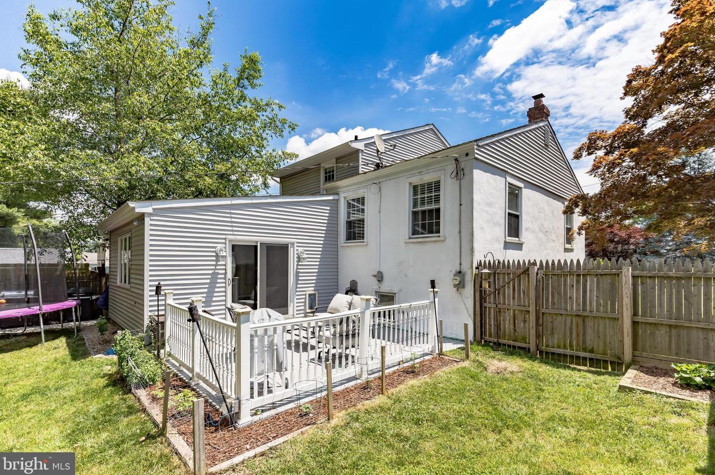 810 Scotia Rd, Philadelphia PA 19128-1231 exterior