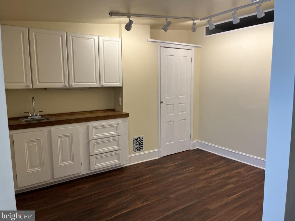 825 Corinthian Ave, Philadelphia PA 19130-1442 exterior