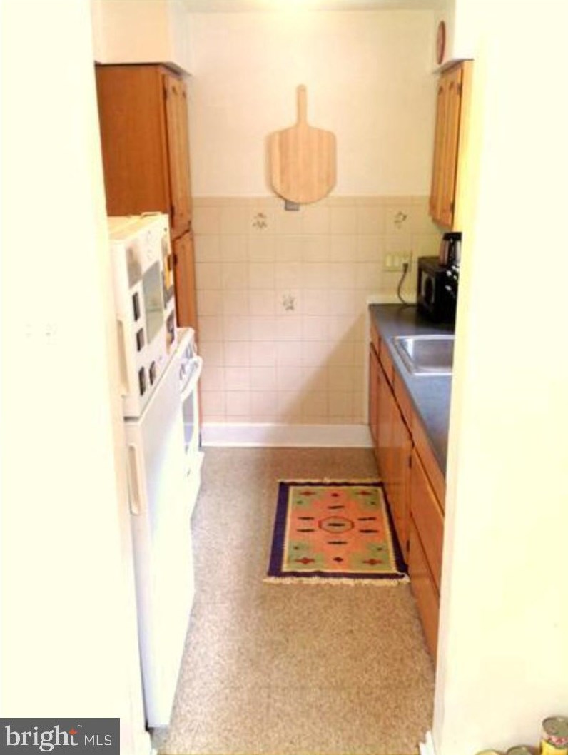 632 Grn Ln, Philadelphia PA  19128-2632 exterior