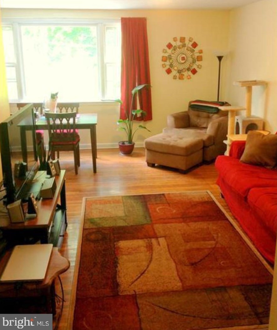 632 Green Ln, Philadelphia PA  19128-2632 exterior