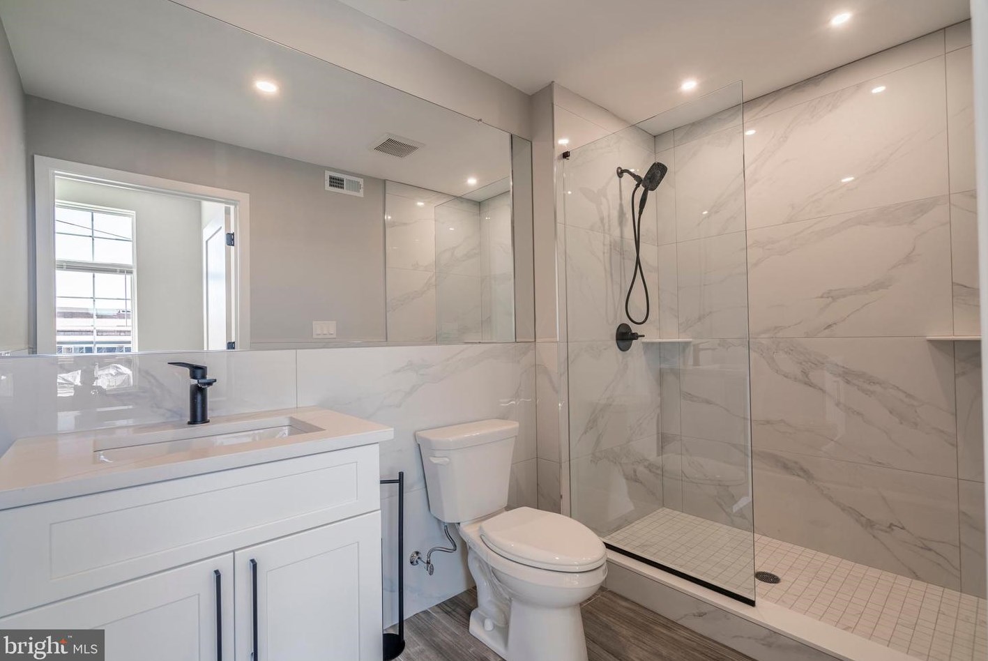 2401 Washington Ave, Philadelphia PA 19146-2437 exterior