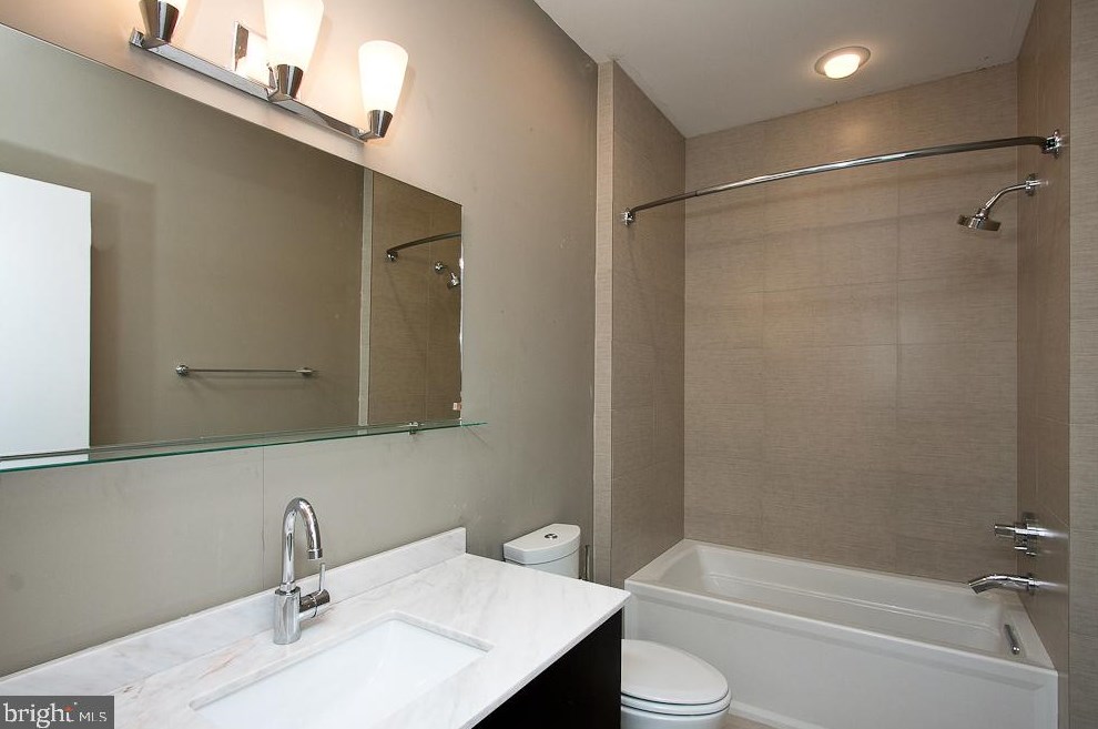 886 Lawrence St, Philadelphia PA  19147-3113 exterior