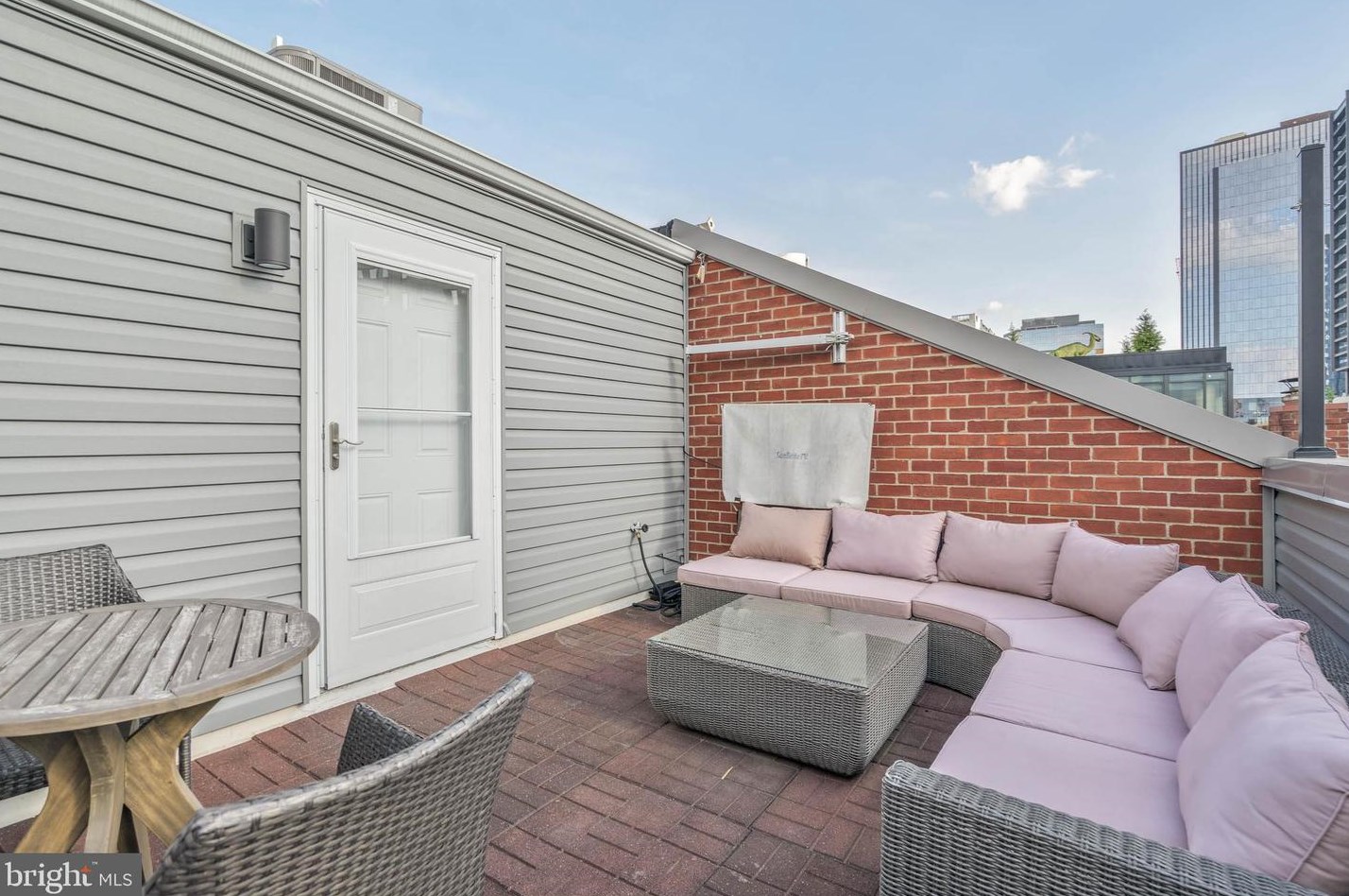 2213 Race St, Philadelphia PA  19103-1011 exterior
