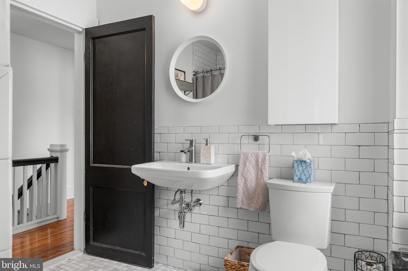 619 Shawmont Ave, Philadelphia PA 19128-3124 exterior