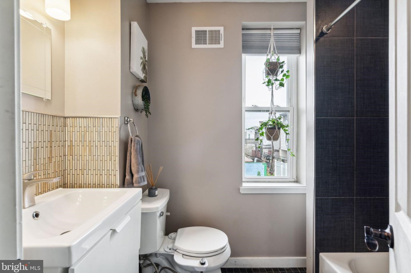 2639 Wilder St, Philadelphia PA  19146-4420 exterior