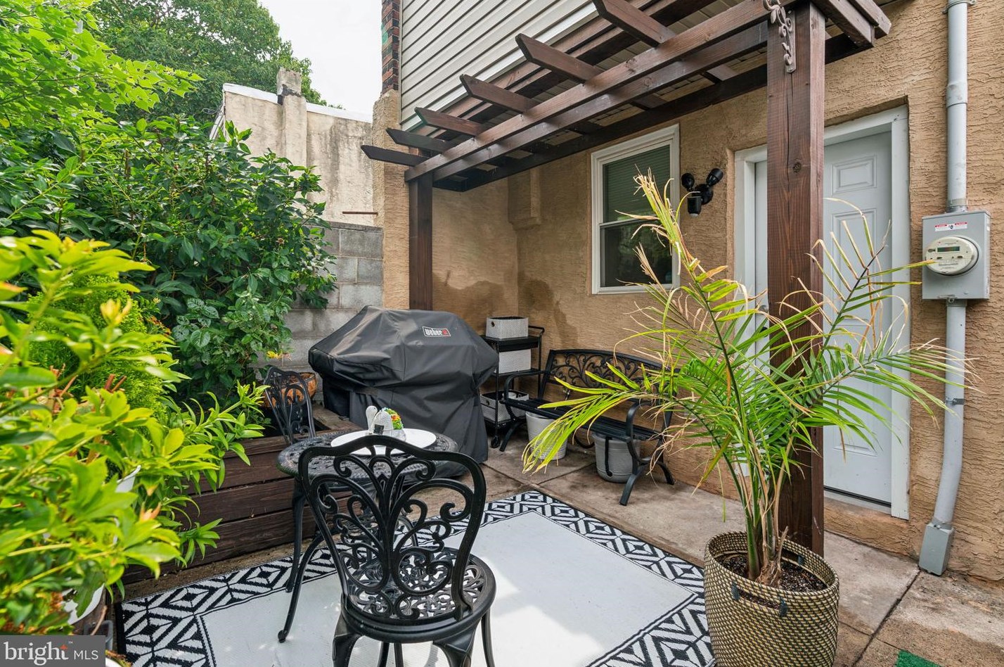 2639 Wilder St, Philadelphia PA  19146-4420 exterior