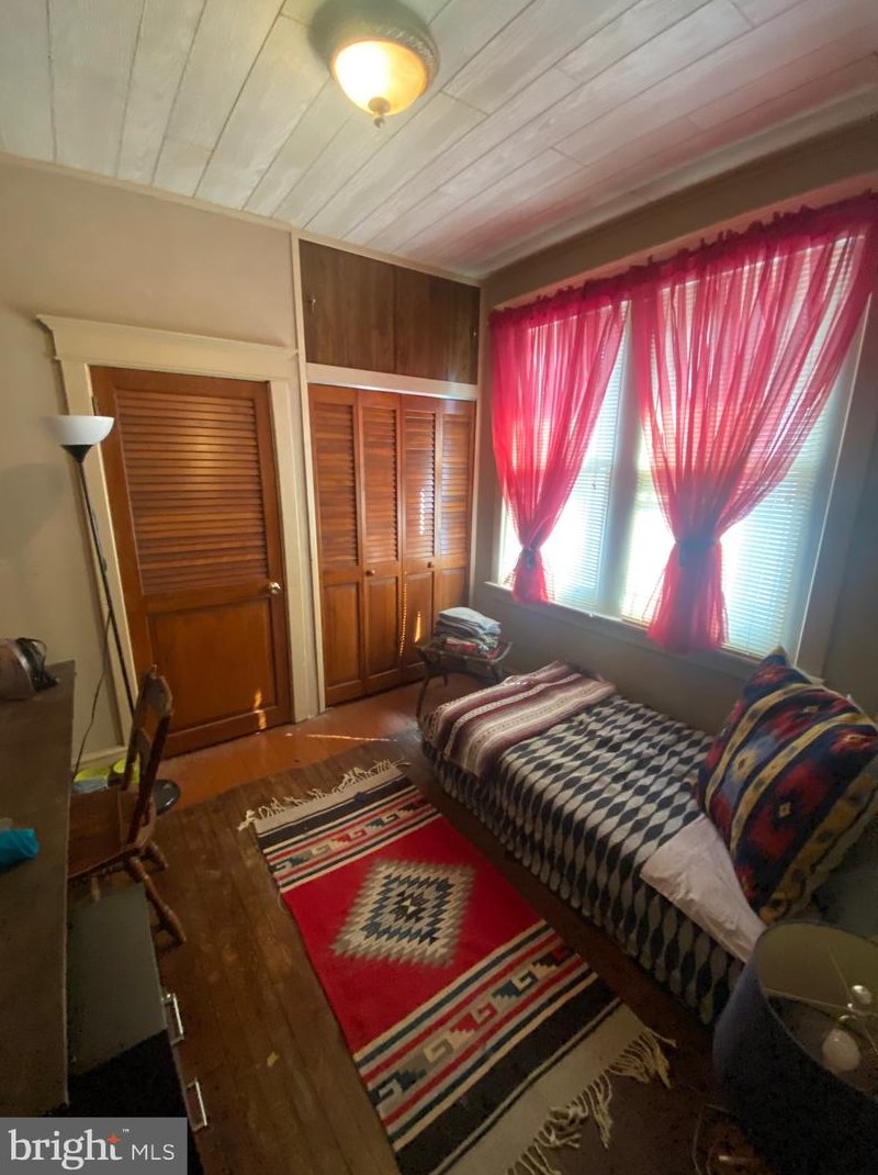 6104 Walker St, Philadelphia PA 19135-3525 exterior