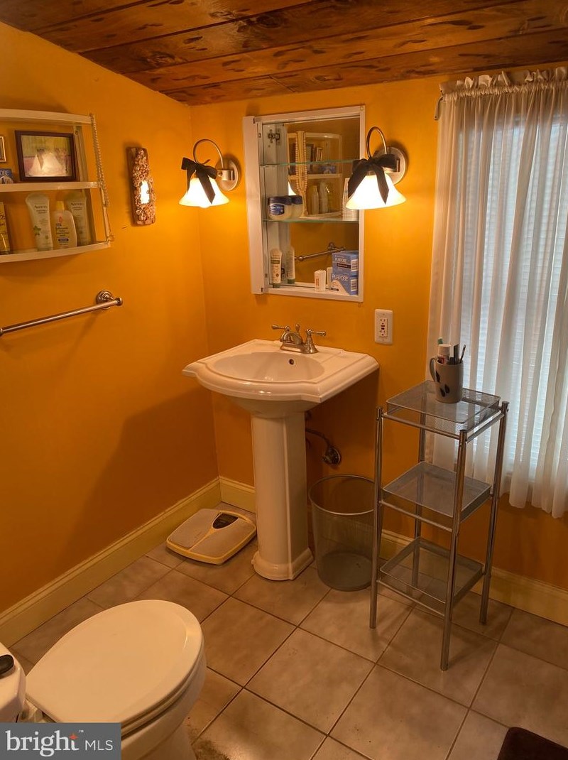 6104 Walker St, Philadelphia PA 19135-3525 exterior