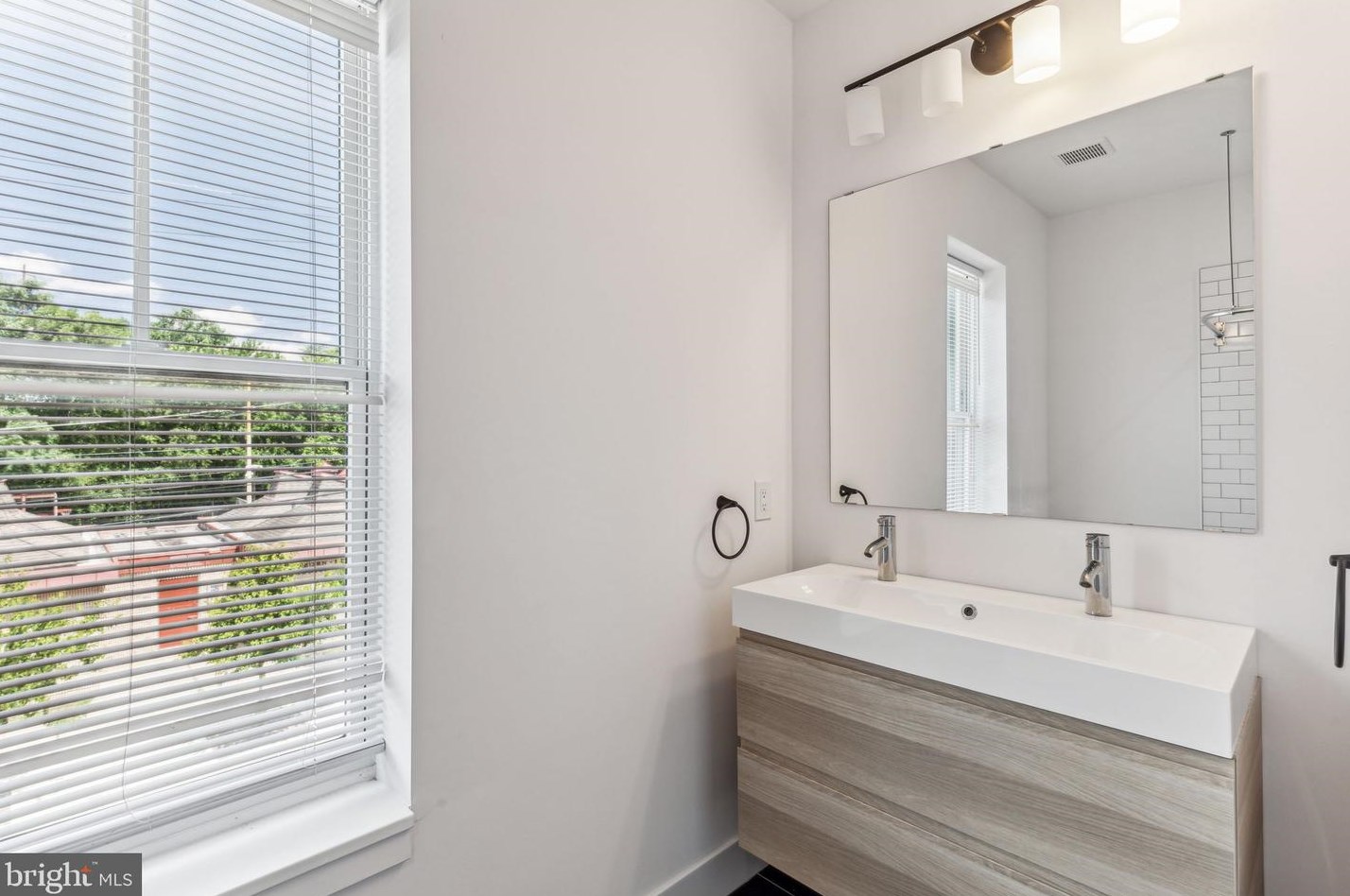 3801 Poplar St, Philadelphia PA 19123-1342 exterior