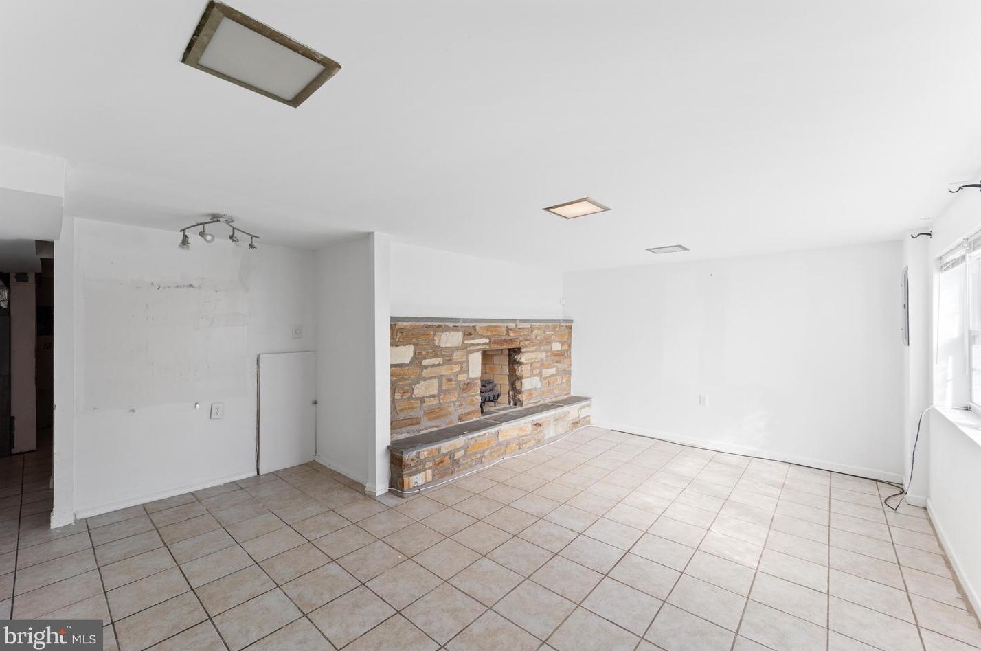 12437 Sweet Briar Rd, Philadelphia PA 19154-1317 exterior