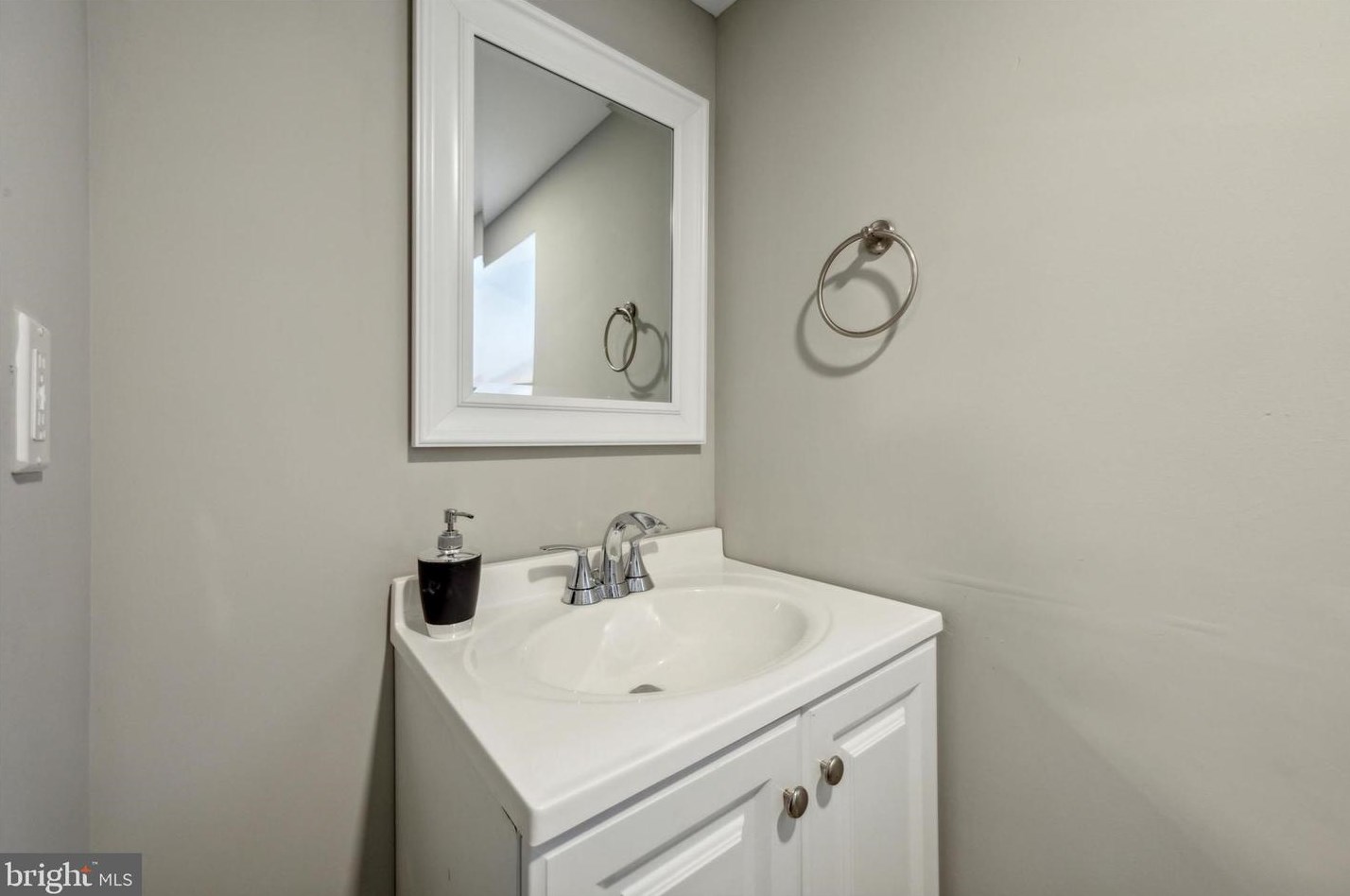 421 Shurs Ln, Philadelphia PA 19128-3502 exterior