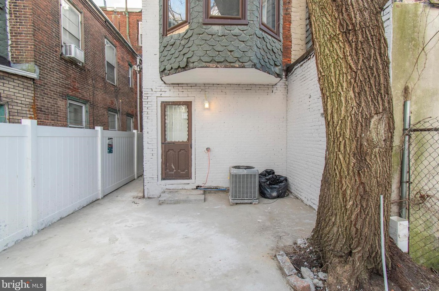 2049 Oxford St, Philadelphia PA  19121-4001 exterior