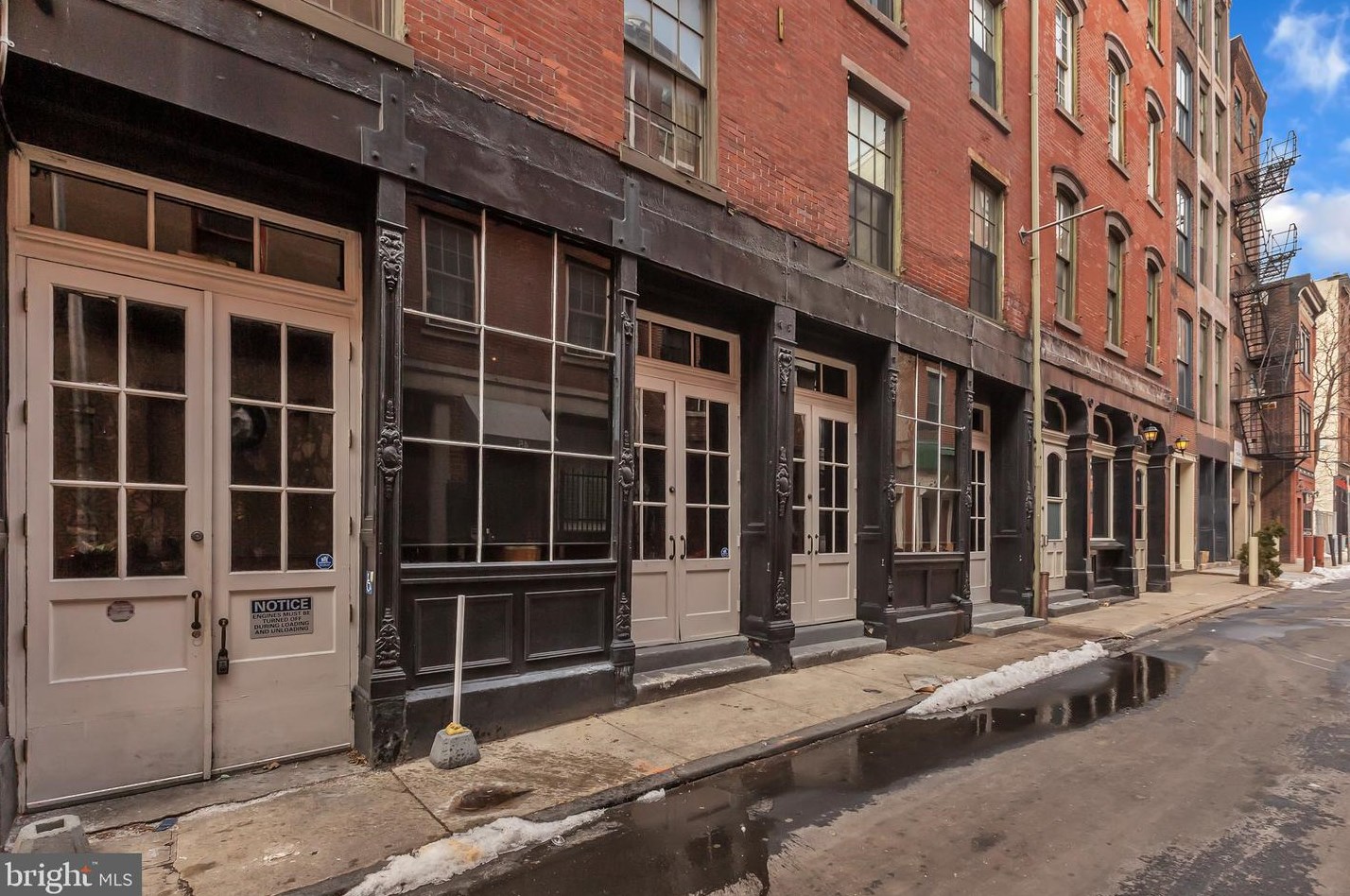 36 Strawberry St, Philadelphia PA  19106-2844 exterior